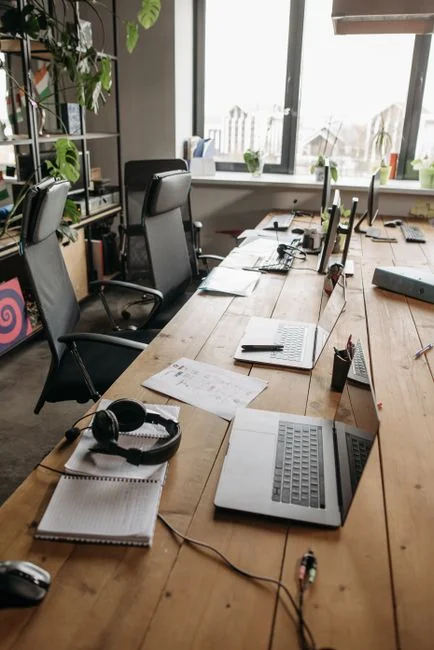 A professional café meeting with a laptop displaying an SEO strategy, ideal for business concepts.